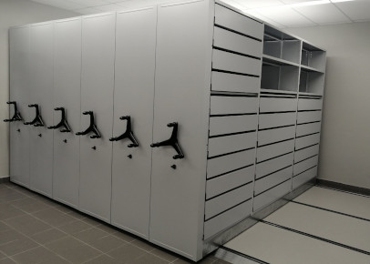 Металлические стеллажи с множеством выдвижных ящиков