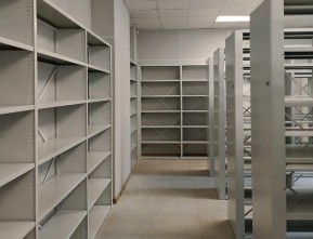 Стационарные стеллажи в библиотеке училища