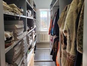 Стеллажи для хранения этнических экспонатов в фондохранилище