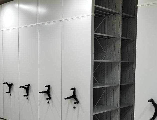 Закрытые передвижные стеллажи