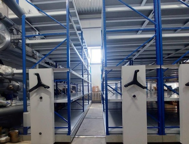 Среднегрузовые стеллажи на рельсах