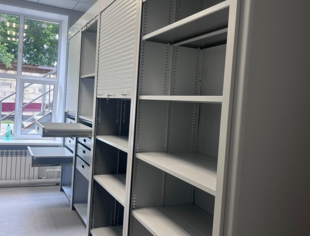 Стеллажи с дверями и ящиками