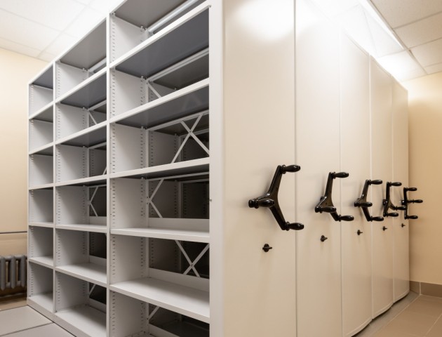 Стеллажи для архива в помещении