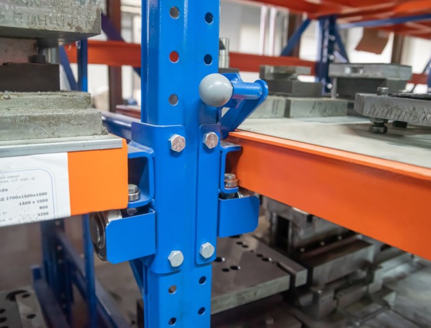 стеллажи для тяжелых грузов с выкатной полкой