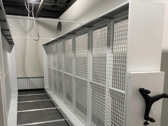 Антиопрокидыватель для мобильный стеллажей