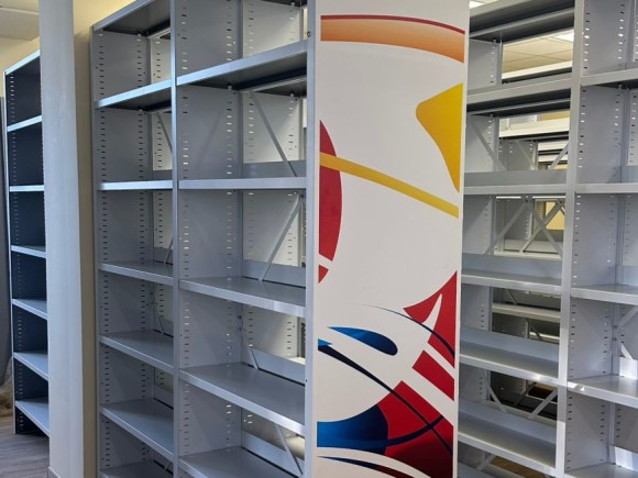 цветные дизайн панели на библиотечном стеллаже