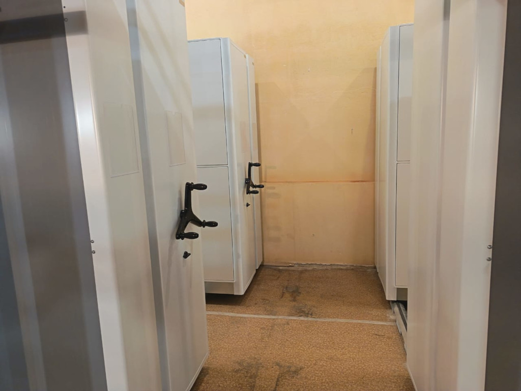 Передвижные стеллажи закрытые дверями