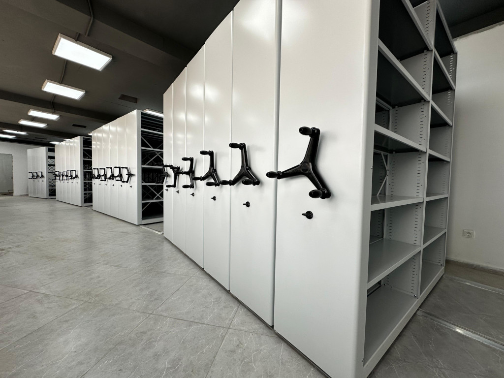 Белые стеллажи окрашенные